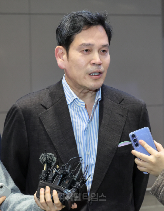 도널드 트럼프 미국 대통령 당선인과 만남을 가진 정용진 신세계그룹 회장이 작년 12월 22일 인천국제공항 2터미널을 통해 귀국한 뒤 취재진 질문에 답하고 있다. 박동욱기자 fufus@dt.co.kr